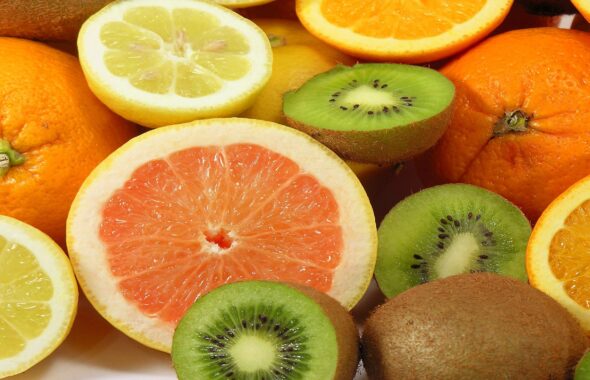 ビタミンCを多く含むレモン、キウイフルーツ、オレンジ