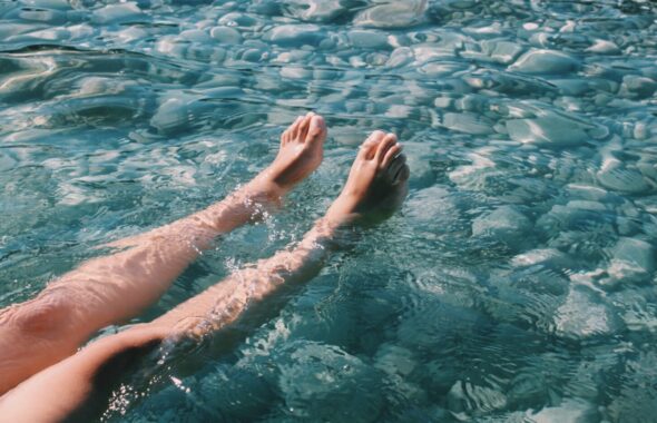 水に浮かぶ女性の足