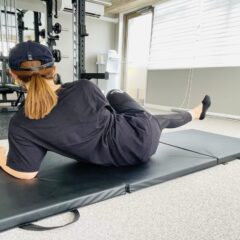 内腿トレーニングする女性