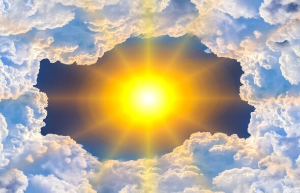 雲の間から顔を出す太陽