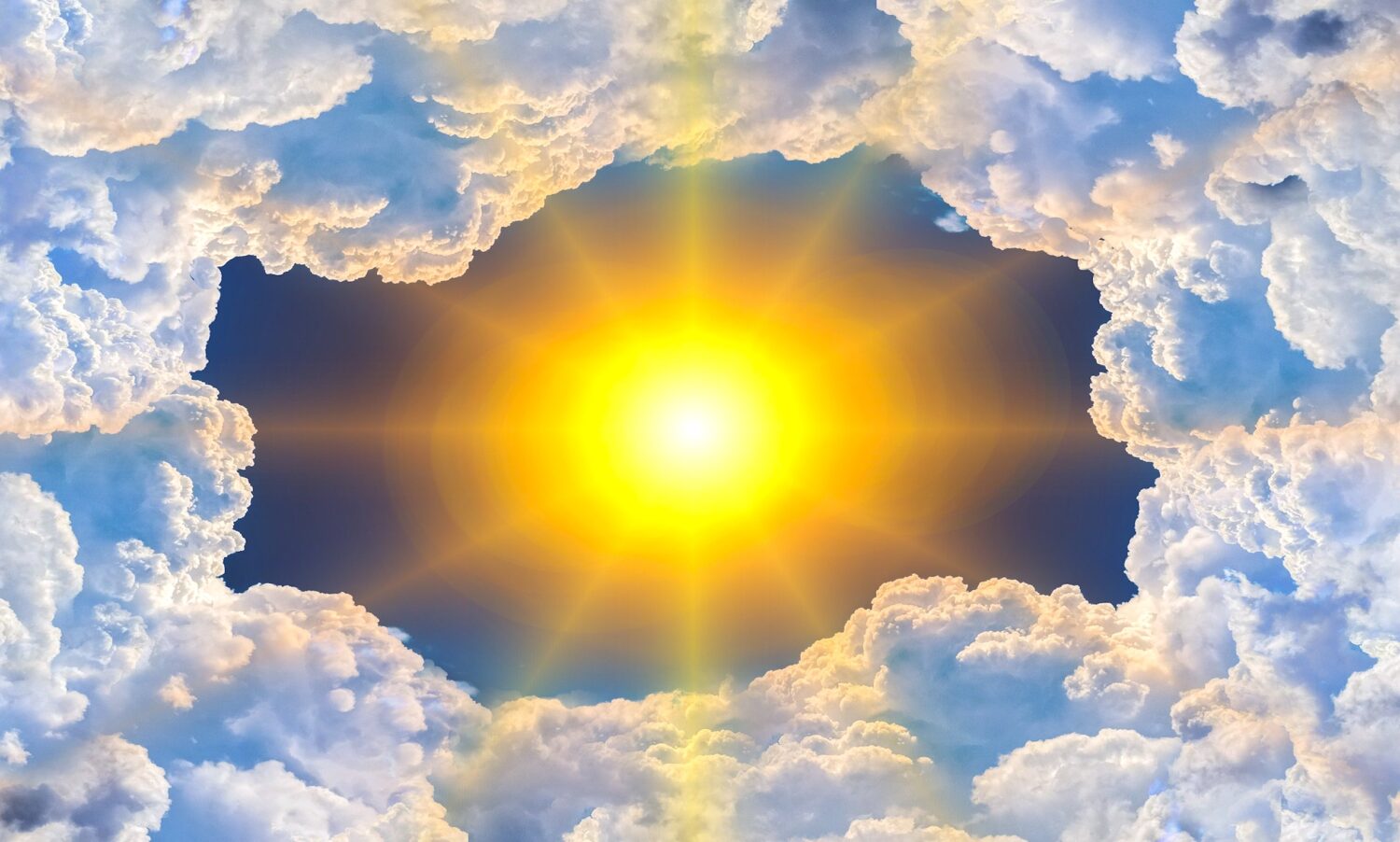 雲の間から顔を出す太陽
