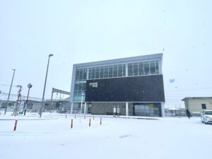 雪の積もったJR東北本線岩切駅