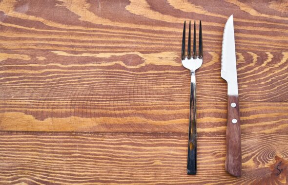 テーブルに置かれたナイフとフォーク