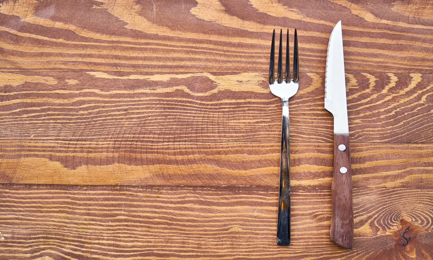 テーブルに置かれたナイフとフォーク