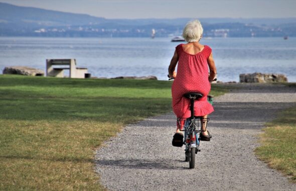 公園を自転車で移動する女性