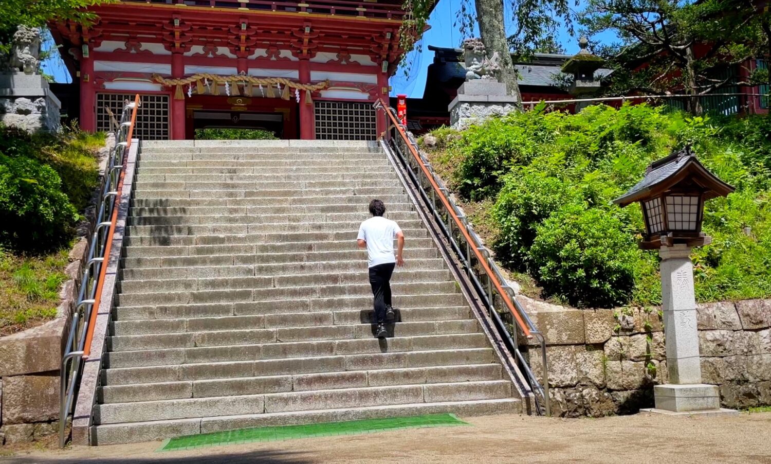 塩釜神社の階段を走って登る男