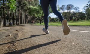 天気の良い日にランニングする女性