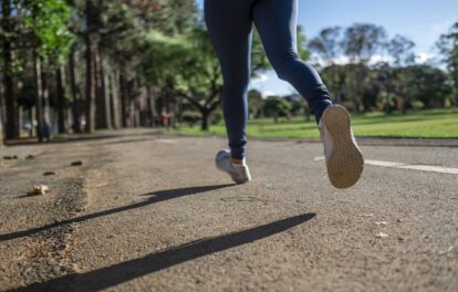 天気の良い日にランニングする女性