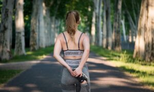 運動をする女性