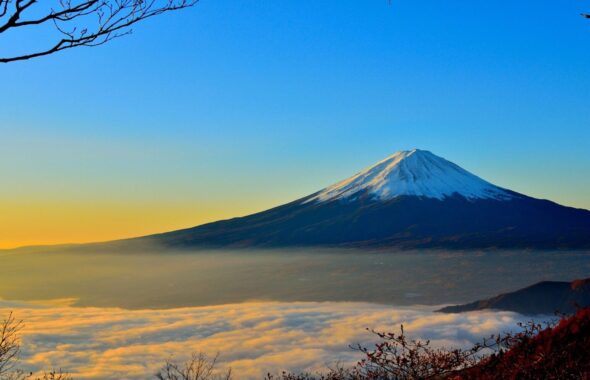 朝日に照らされた山