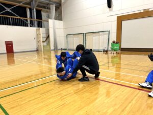 筋トレに励む中学生