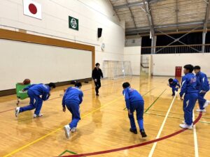 中学生が筋トレに励む様子