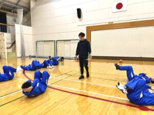 中学生が筋トレに励む様子