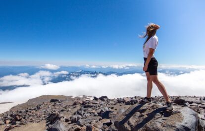 山頂で景色を眺める女性の後ろ姿