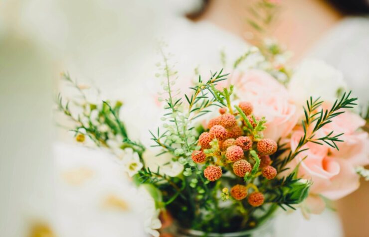綺麗な花束を持った女性