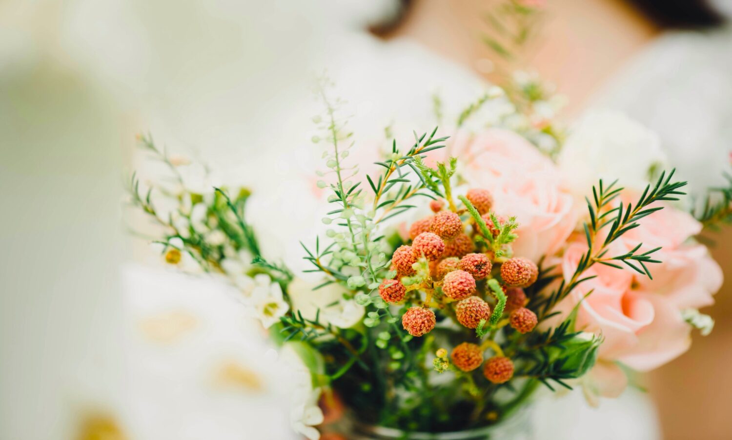 綺麗な花束を持った女性