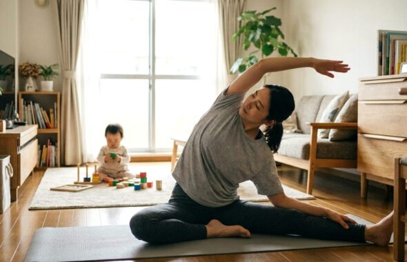 赤ちゃんのいる部屋でストレッチをする女性