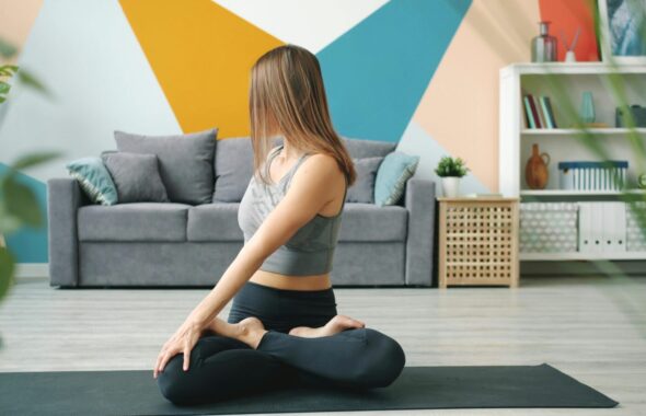 ストレッチをする女性