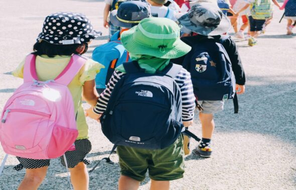 バックを背負って遠足する子どもたち